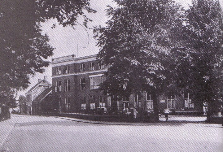 Veenstraat 72-94 rechts ziekenhuis ziekenzorg. links van Kregten later meubelfabriek P. van Eerde.jpg