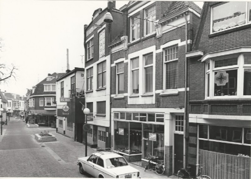 Noorderhagen 68-70-72-74 Rechts de Haverstraatpassage en verderop de Oldenzaalsestraat, later De Heurne. 22-1-1981.jpg