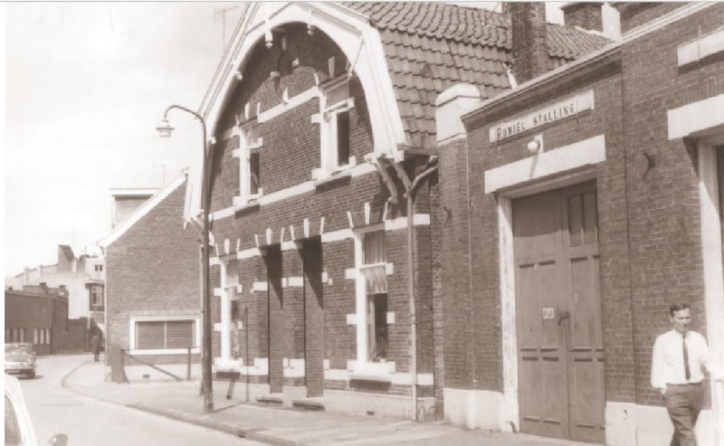 Van Lochemstraat 37-39 woningen en rijwielstalling 1967.jpg