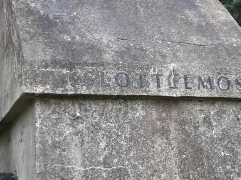 6. fragment toegangspoort landgoed Slottelmos.JPG