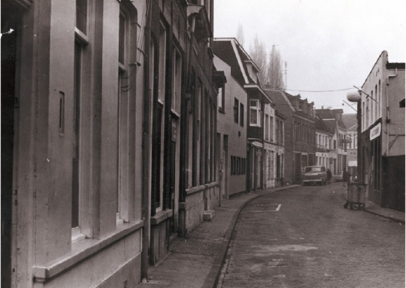 Walstraat 32 rechts Laatste deel tot Marktstraat met jongerencentrum De Bijenkorf 1972.jpg