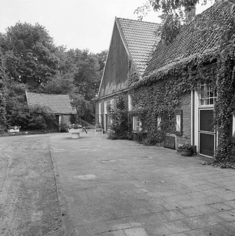 Smalenbroeksweg 15-17 Boerderijcomplex'Het Smalenbroek voorgevel met heren-jachtkamer en schuurtje (1982).jpg