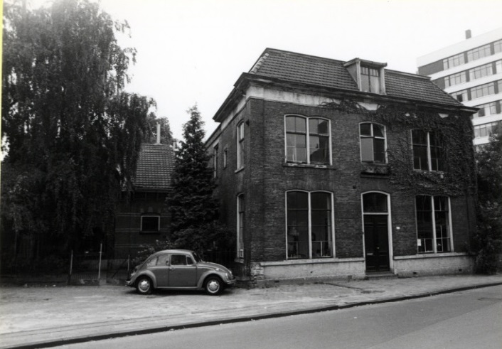 Gronausestraat 48 later De Klomp Hoek Espoortstraat met villa. 13-9-1984.jpg