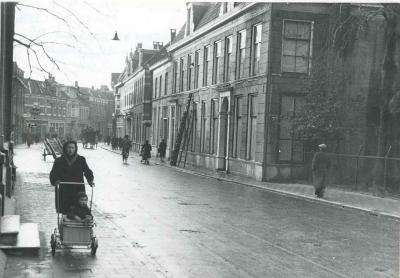 Gronausestraat 39 thv huis Ter Kuile later Technische Unie aan de rechterkant. links Blijdensteinhuis met hoge stoep jan. 1944.jpg