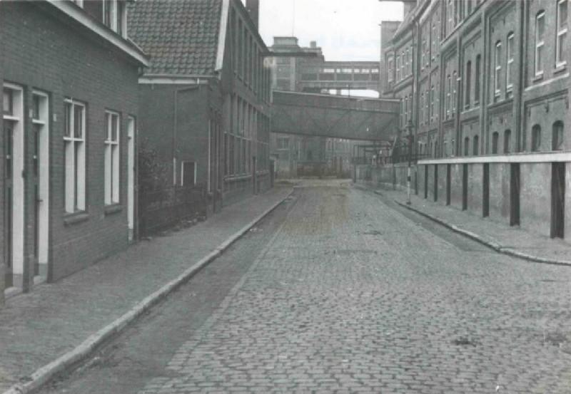Lage Bothofstraat 5 en 34 loopbrug richting Oldenzaalsestraat Textielfabriek Nico ter Kuile & Zn. 1944.jpg