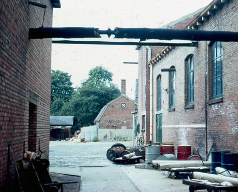 Parkweg 13 smederij textielfabriek Ter Kuile Cromhoff na de stopzetting richting Hoedemakerplein Piet Heinstraat jaren 70.jpg