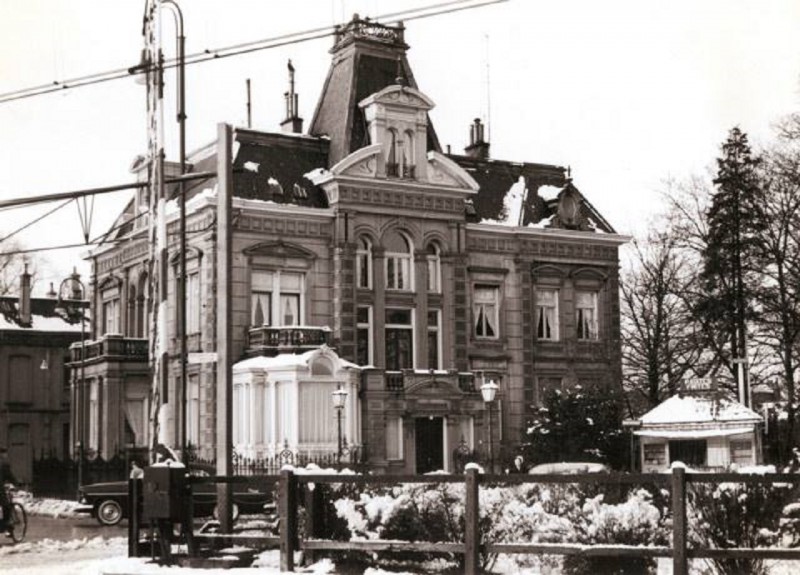 Molenstraat 1 hoek Hengelosestraat villa Kleiboer en patatkraam 1960.jpg