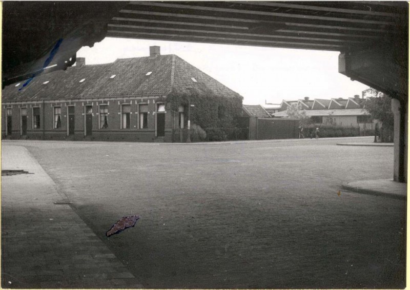 Gasfabriekstraat Hoek Bleekweg (vroeger Dijkmanssteeg) afdakswoningen vanonder Brug Zuid en Getfertweg gezien. juli 1943.jpg