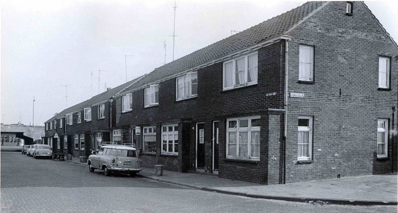 Gasfabriekstraat hoek Eeftinksweg   achtergrond Brug Zuid, verder een bakfiets tussen de auto's geparkeerd, vuilnisemmers 1965.jpg