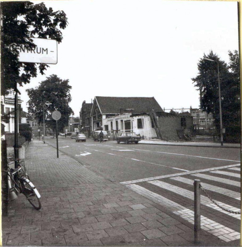 Molenstraat 4a rechts Reisbureau Lammertink-Arke. 3 links Hotel Twente.jpg