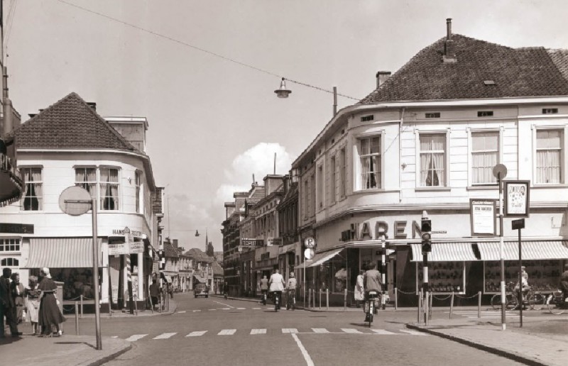 Oldenzaalsestraat 2 Zicht op kruispunt de Klomp in de richting van de Oldenzaalsestraat (later De Heurne) met rechts Van Haren.jpg