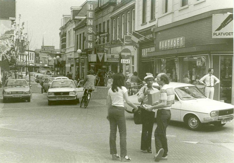 Oldenzaalsestraat 2-4 later De Heurne 2 e.v.  Kruising met de Klomp 1981.jpg