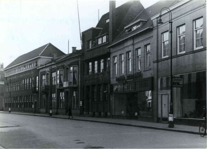 Langestraat 21-23 gezien vanaf pleintje stadhuis einde rechts Dagblad Tubantia. feb. 1944.jpg