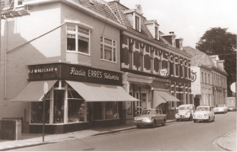 Gronausestraat 37-47-49 later De Klomp 37-47 Voorzijde woning en winkels, met o.a. Radio Televisie H.J. Wagelaar en de Technische Unie (T.U.) 1967.jpg