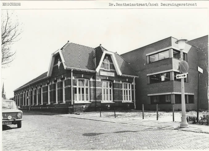Deurningerstraat 18a hoek Dr. Benthemstraat 2  Landbouw-Huishoudschool, daarnaast het kantoor van Arke Reizen..jpg