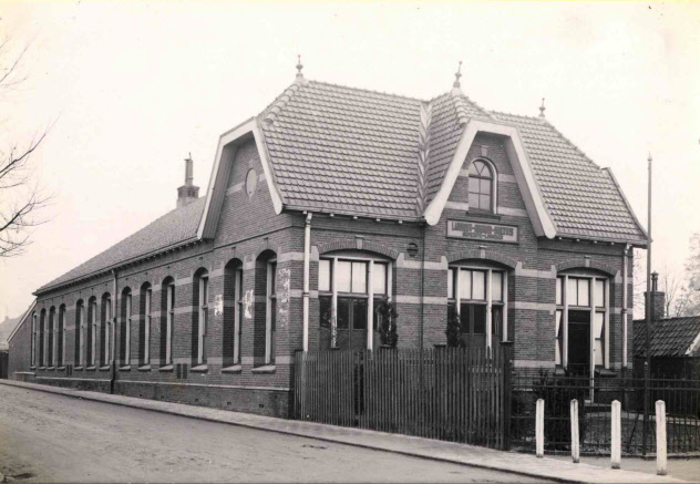 Deurningerstraat 18a hoek Dr. Benthemstraat 2 Landbouw-en Huishoudschool 1930.jpg