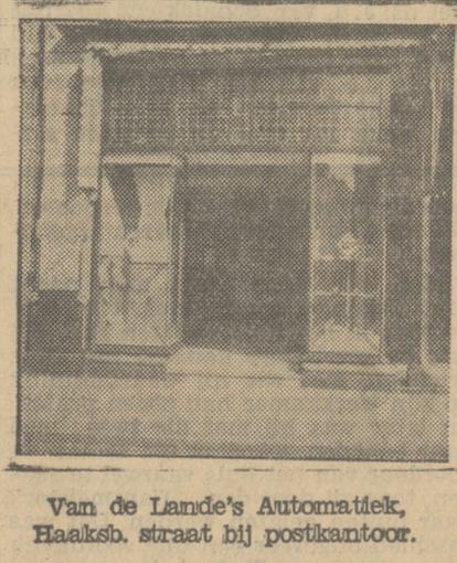 Haaksbergerstraat 11a bij Postkantoor, Van de Lande's Automatiek, krantenfoto Tubantia 19-6-1934.jpg