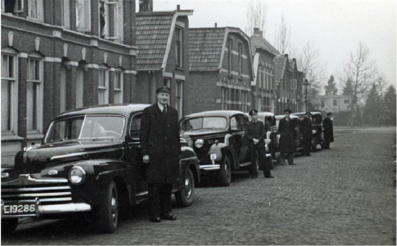 Onbekende Straat met taxi's. jaren 50.jpg