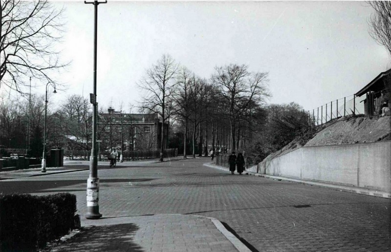 Parkweg 30 Marechausseekazerne ter hoogte van de Kortenaerstraat 1949.jpg