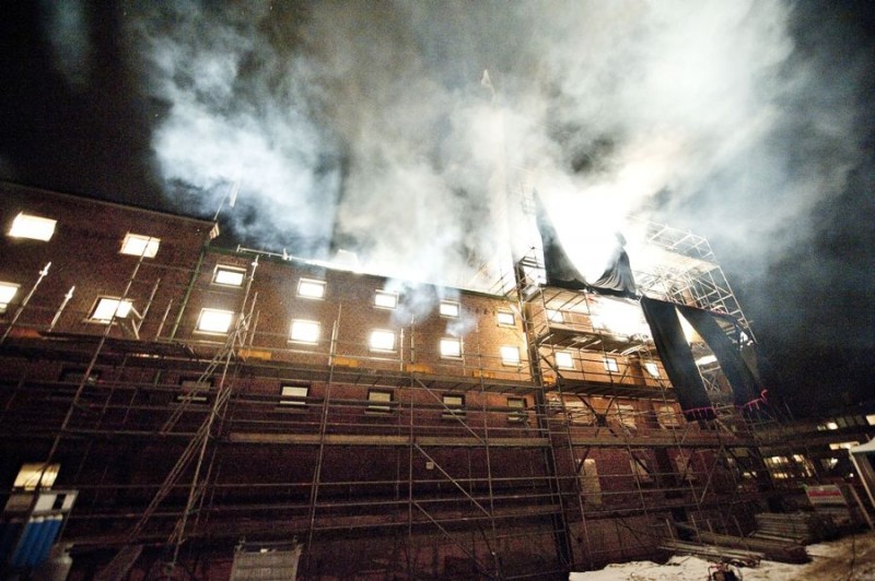 Het balengebouw in november 2010. Het dak wordt gelift om het gebouw klaar te stomen voor de komst van de collectie van Jan Cemer. Foto Emiel Muijderman.