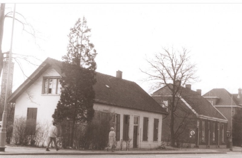 Hengelosestraat 41-55 Woningen langs zuidelijke straatwand tussen inrit naar goederenemplacement N.S. en belastingkantoor 1967.jpg