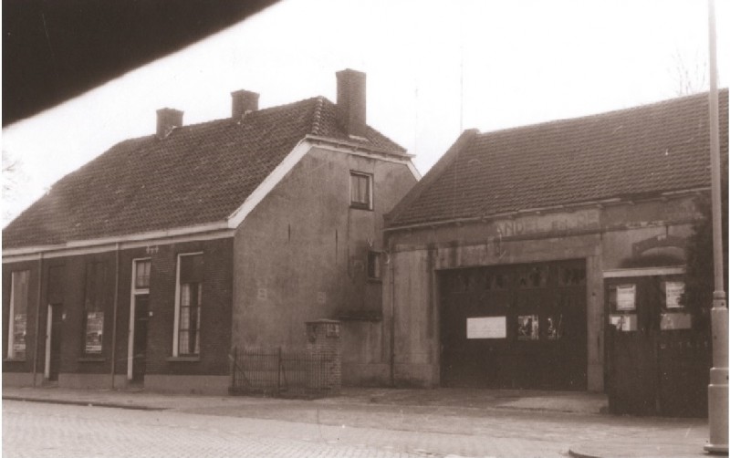 Hengelosestraat 43-49 Panden langs zuidelijke straatwand tussen Deurningerstraat en belastingkantoor 1967.jpg