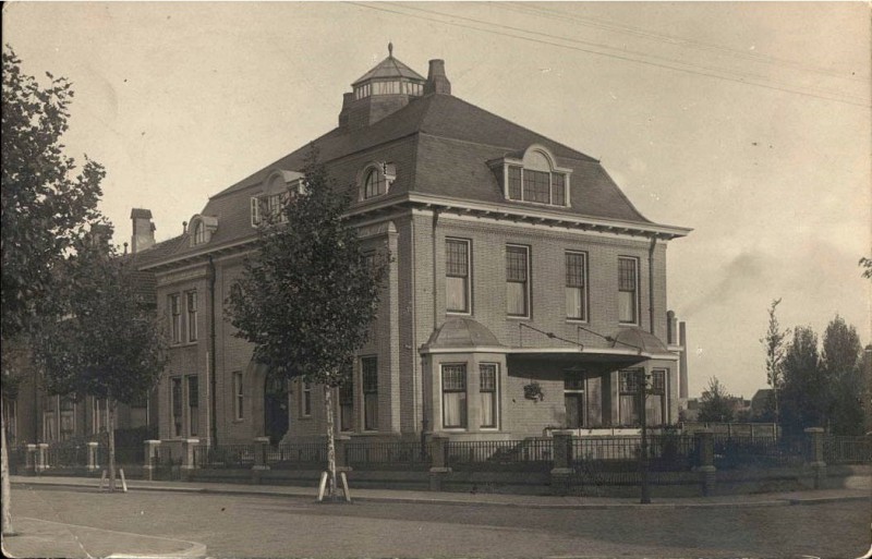 M.H. Tromplaan 43  Kortenaerstraat. In de oorlog vernield door een bom..1928 villa van Alfred en Fré Menko-Warendorff.jpg