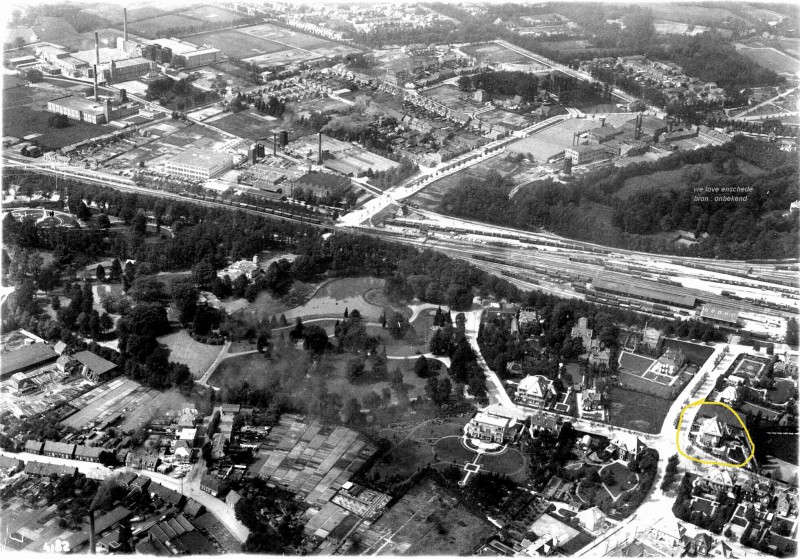 Kortenaerstraat 40 hoek M,H, Tromplaan huis van H.W. Jordaan in 1944 gebombardeerd.(luchtfoto 1925).jpg
