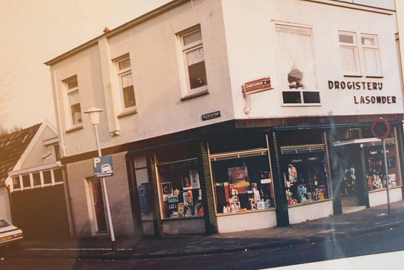 Kuipersdijk 70 hoek Celebesstraat Drogisterij Lasonder.jpg