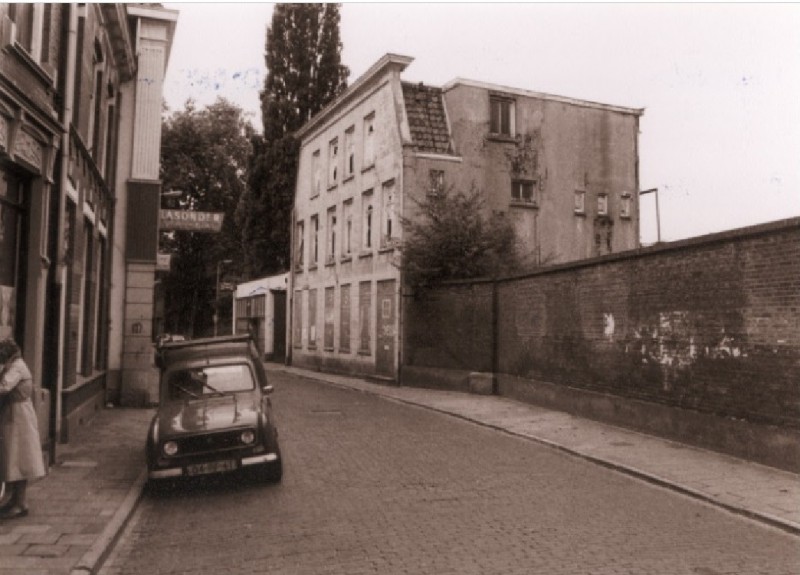 Noorderhagen 43 Rechts voormalig fabrieksgebouw, links (voormalige) winkel Lasonder Verf - Glas 18-6-1981.jpg