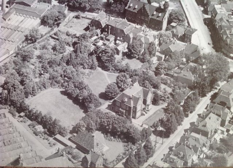 Ripperdastraat 8 luchtfoto 1932 met villa Ledeboer op de plek waar vroeger de Enschedese Stoomconfectiefabriek Rozendaal & Co.jpg