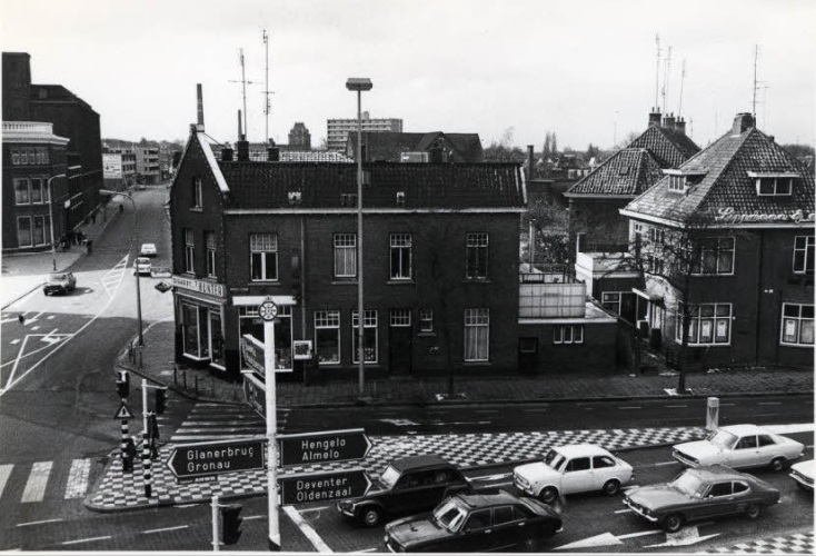 Haaksbergerstraat 72 Hoek Ripperdastraat  sigarettenwinkel Leeftink. 20-3-1975.jpg