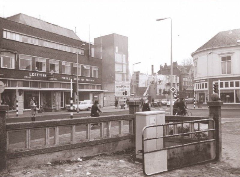Hengelosestraat 30a sportwinkel  Leeftink en Piedro Schoenencentrum. Villa's Ter Kuile worden afgebroken 1971.jpg
