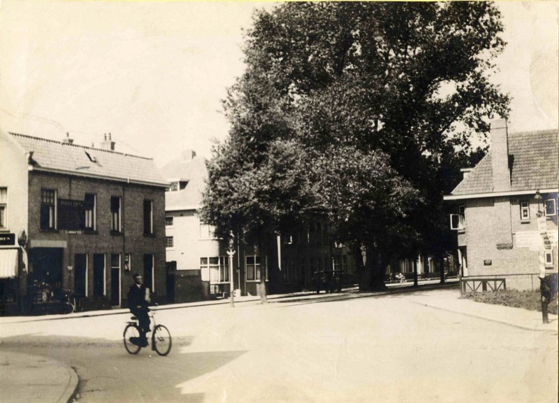 Ripperdastraat 4 rechts. Gezien vanuit Haaksbergerstraat met links sigarenwinkel 1925.jpg
