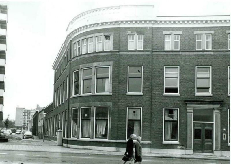 Koningstraat 81 hoek Haaksbergerstraat rechts fabriek Scholten.jpg