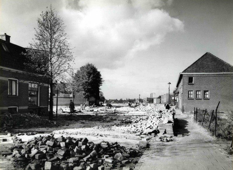 Veenstraat 162 vroeger Heutinkstraat 24 hoek Hoogstraat met zicht riching binnenstad. 1958 Aanleg Boulevard 1945.jpg