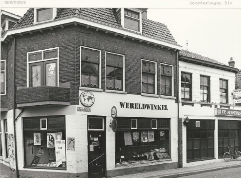 Noorderhagen 51a Wereldwinkel op de hoek met de Van Lochemstraat, daarnaast café De Musketier. 22-1-1981.jpg
