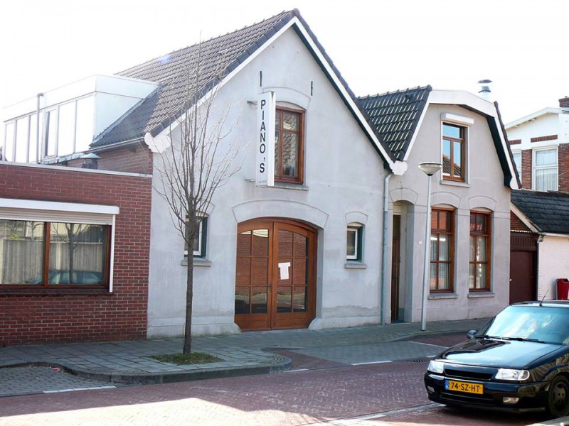 Burgemeester Jacobsstraat 4 op de Braker voormalige smederij van Leppink nu pianohandel De Heer..jpg
