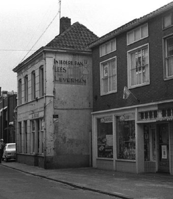 Veenstraat 6-8 Verbeek's Wijnhandel en Slijterij. Slagerij Leverman.jpg