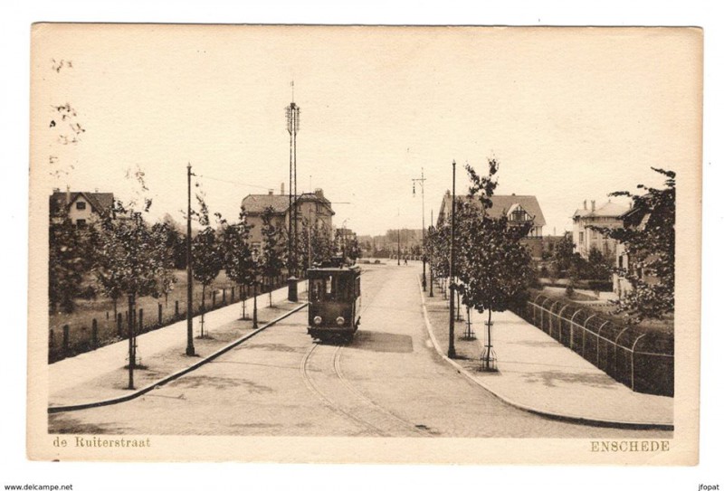 De Ruiterstraat 2 nu De Ruyterlaan 2 tram. achterkant rechts hoek M.H. Tromplaan villa De Groote Schuur.jpg