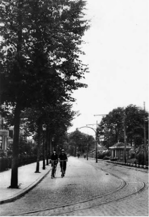 Parkweg Straatbeeld met fietsers nabij Station S.S. met tramhalte.jpg