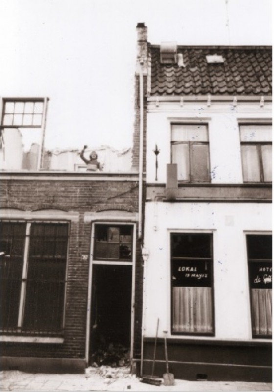 Walstraat 63 Voorzijde van pand dat wordt gesloopt en rechts Turks café Lokal 19 Mayis 1976..jpg
