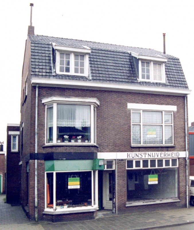 Deurningerstraat 115a linkerdeel zat vroeger kruidenier B.H. Luesink.jpg