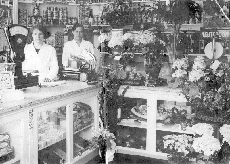 Deurningerstraat 115a interieur kruidenierszaak en comestibles B.H. Luesink bij opening in 1935.jpg