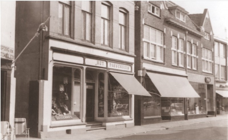 Kalanderstraat 13 Voorgevels woningen en winkels; o.a. Het Dassenhuis 1967.jpg