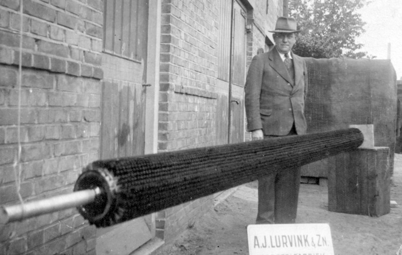 Deurningerstraat 72-74 Joseph Lurvink bij een 4 mtr. lange borstel voor een tapijfabriek in Huizen. 1948.jpg