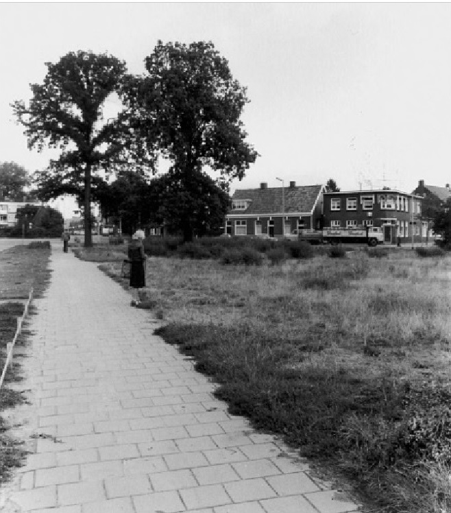 Brinkstraat 263 vanuit Malangstraat kijkend naar café Lutje Beerenbroek aan de Brinkstraat en de Preangerstraat.jpg