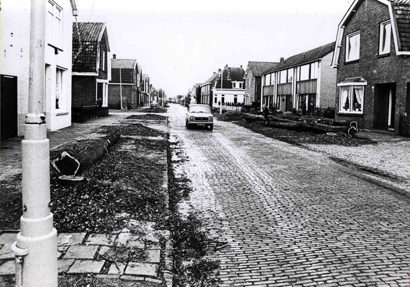 Pijlhovestraat 32-40 rechts Vanaf Hengelosestraat, na het kappen van de bomen. feb. 1978.jpg