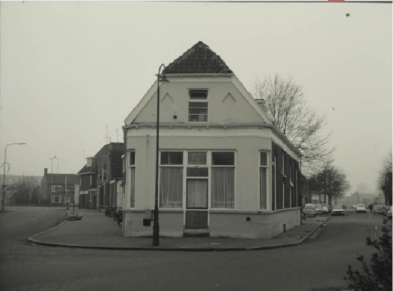 Kuipersdijk 212 Bakker Maathuis op de hoek met de Lippinkshofweg. 20-2-1972.jpg
