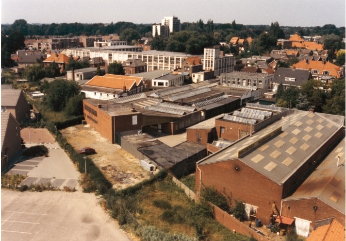 Blekerstraat 59 Vooraan machinefabriek Hintzbergen, in het midden Blom t.t.v. de zwarte markt 1990.jpg